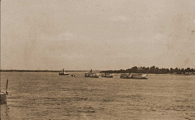 Steamers near Trukhaniv island